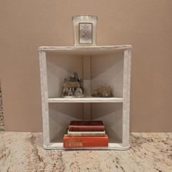 WHITE WICKER CORNER HANGING/TABLETOP SHELF