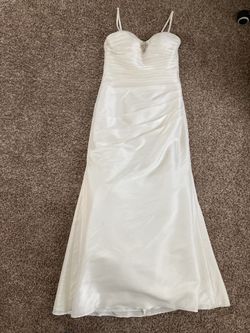Venus Wedding Dress, Ivory Size 6, little stain in front towards bottom. Shawl  included.