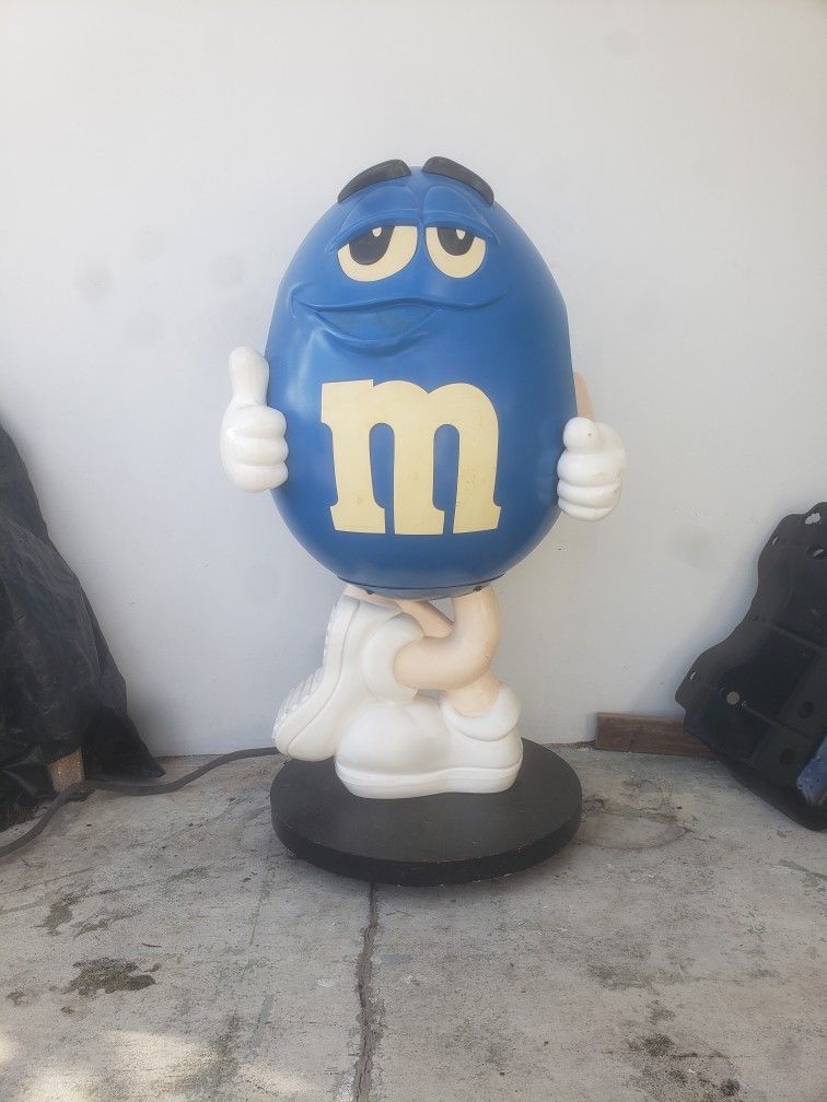 M &M BLUE STORE DISPLAY