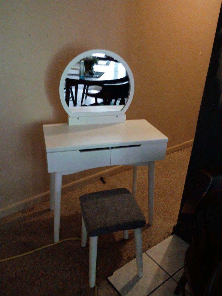 Really Pretty Mirror And Drawer Set With Chair For A Child Or Adult Pretty White