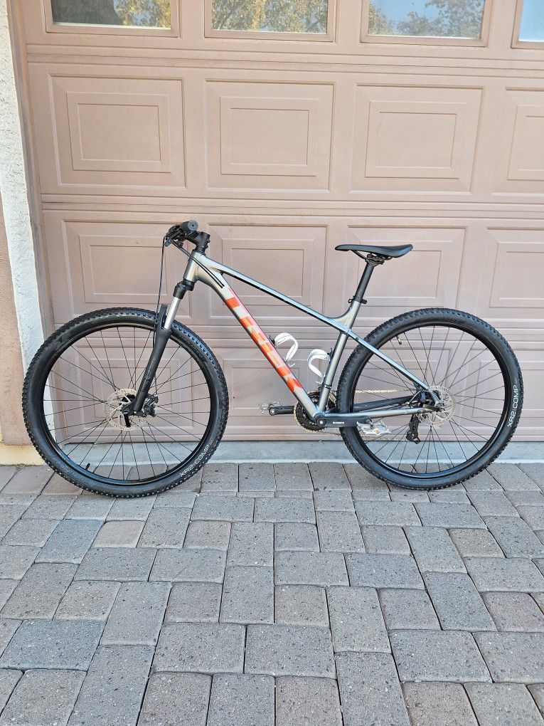 TREK MARLIN 4 MOUNTAIN BIKE 29 ER LIKE NEW ( LARGE) CHECK MY OTHER BIKES