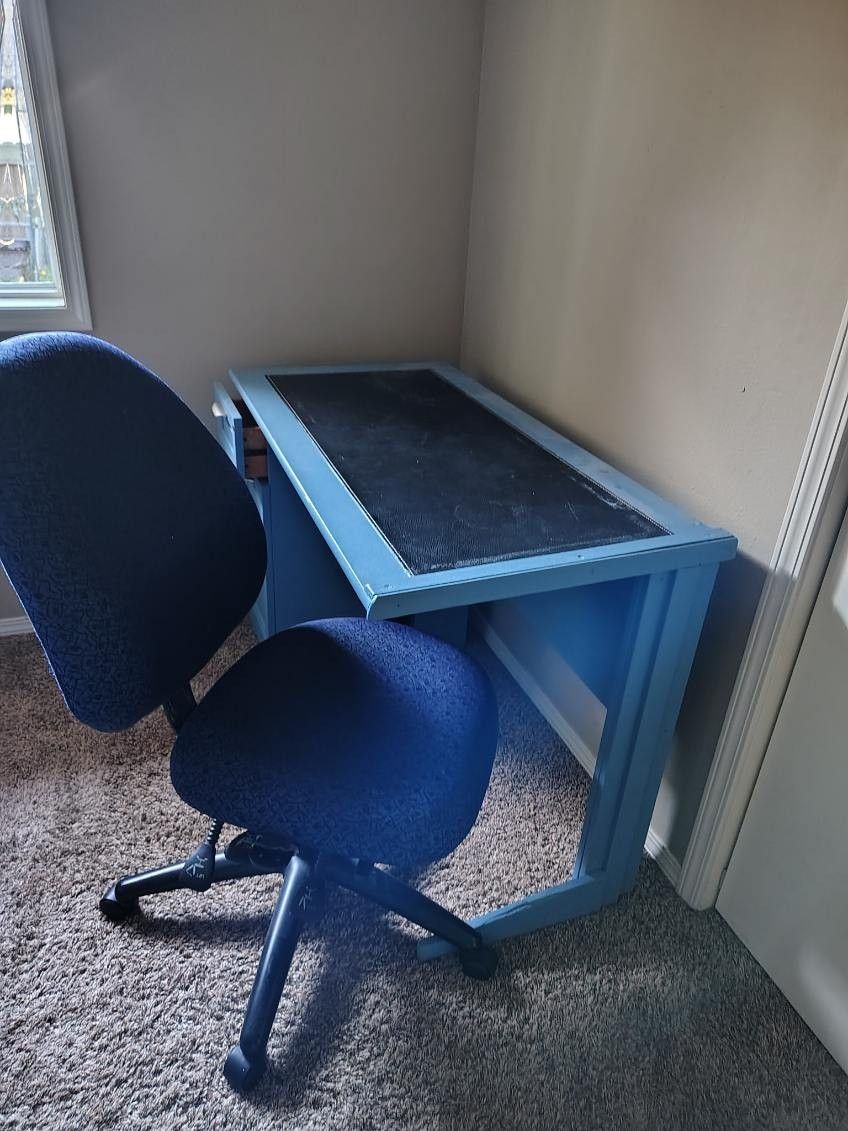 Free Desk And Chair 