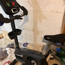 Nautilus U618 Upright Exercise Bike