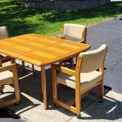 Kitchen Table And 4 Chairs 