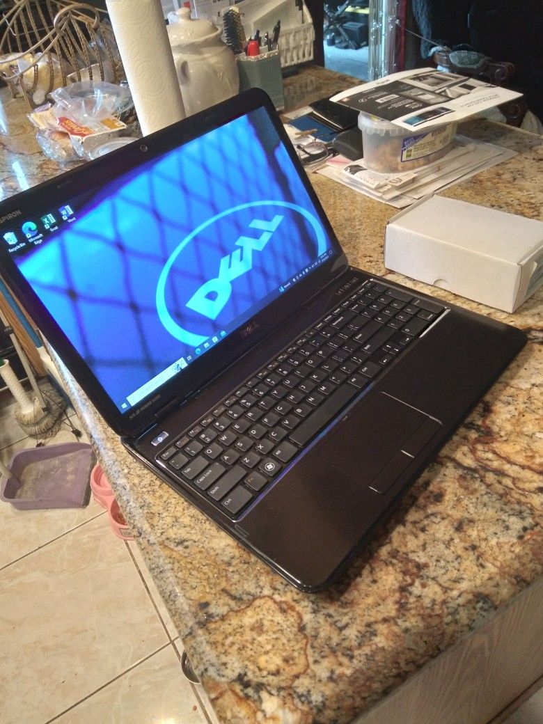 I3 Dell Inspirion 15 " HD Glossy High End Sonic Fast & Powerful Will Factory Reset. Warrantied
Dell Inspirion 15 " HD Glossy High End Sonic Fast