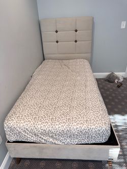 Bed with storage base, including the Mattress