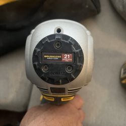 DEWALT Brushless Motor 21 Degree Round Head Nail Gun