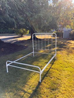 Bed Frame - Cute antique white (Full) - Wrought Iron