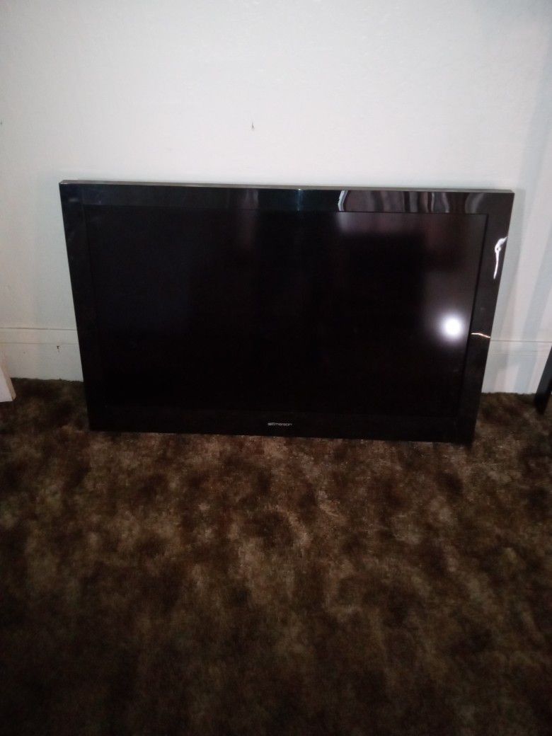 50" Emerson.   Works Great...Wall TV