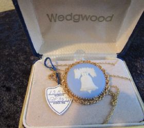 Authentic Rare Wedgewood Liberty Brooch with Chain. 12kt gf, orig box
