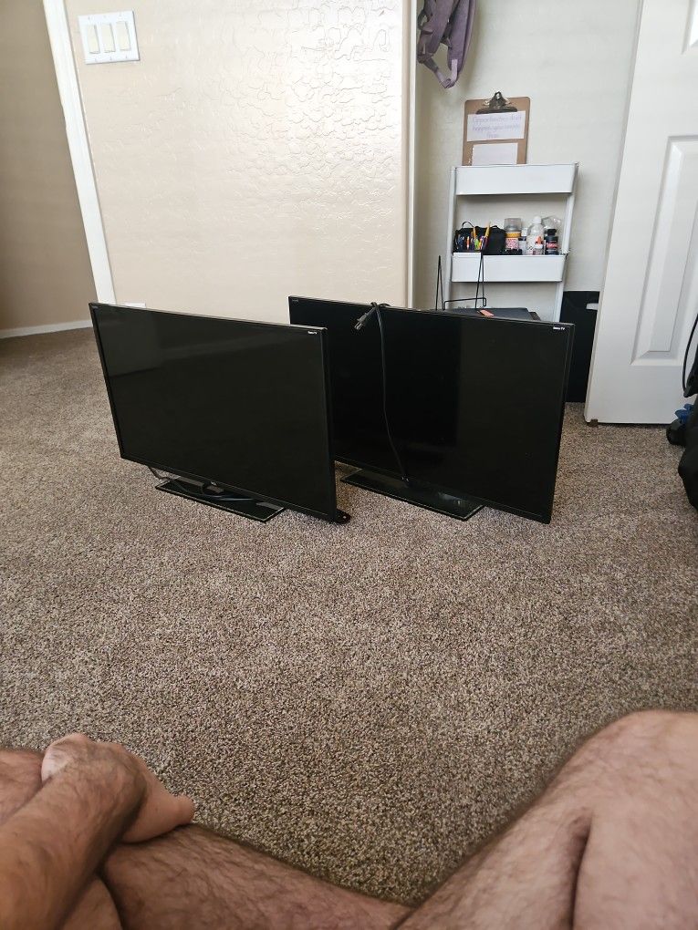 Two Roku TV 720p Smart Tv 26"