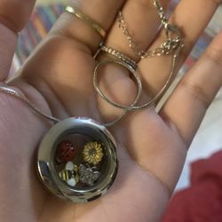 Insert necklace with 4 charms 