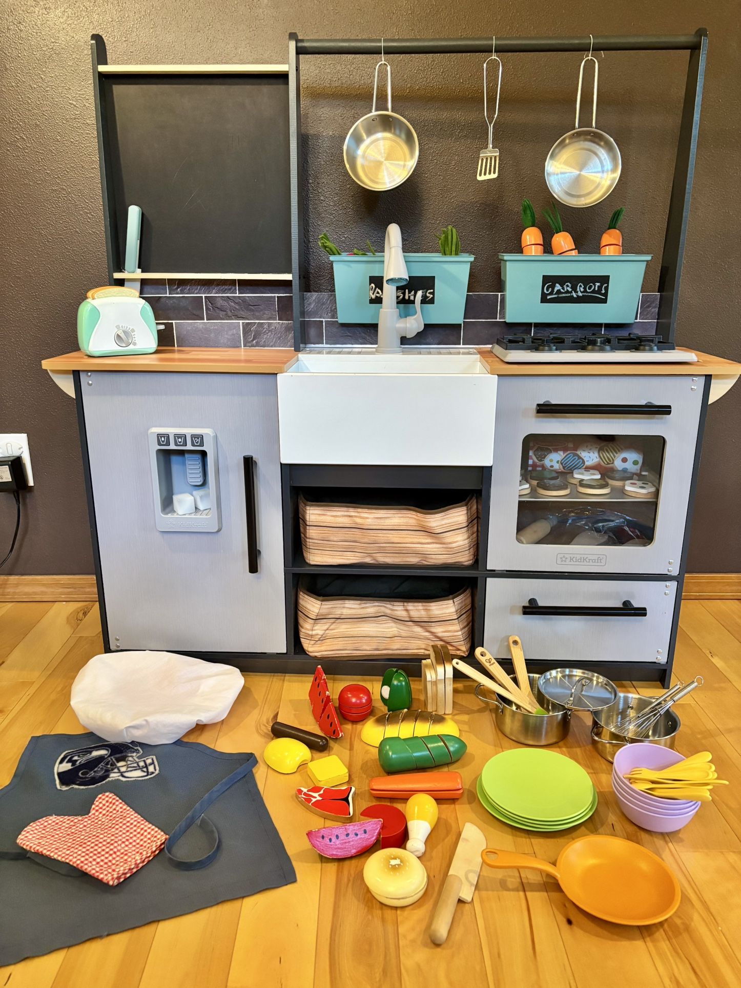KidKraft Play Kitchen With Food & Accessories
