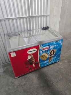 Häagen-Dazs and Nestlé Ice Cream Freezer