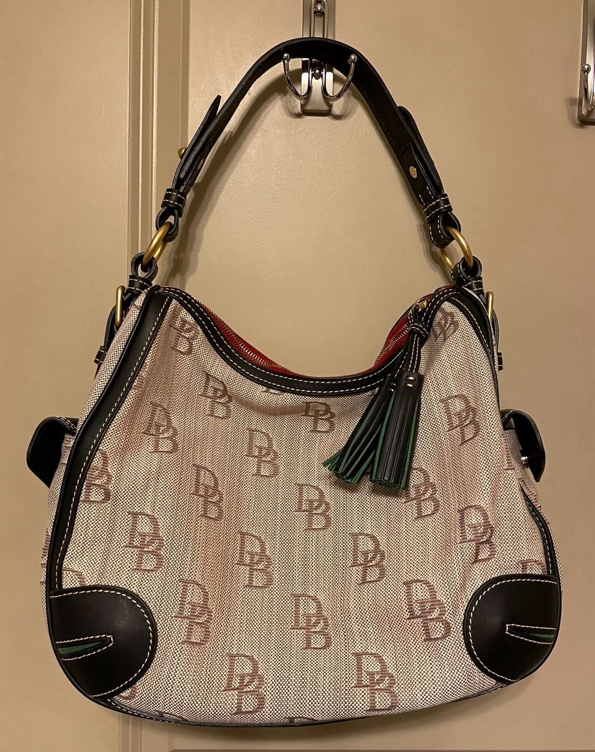 Authentic Dooney & Bourke Shoulder Bag β Like New, Crossbody-Ready!
