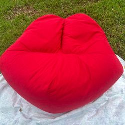 💋 Red Lip Shaped Lounge Chair – Fun & Bold Accent Piece
