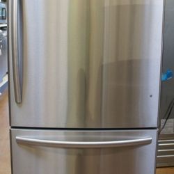 32″ Hisense HBM17158SS 17.1 cu.ft. Bottom Freezer Refrigerator