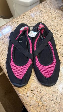 9/10 water shoes new
