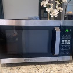 *Pending Pickup*This Ad Still Up - Still Available* Nice Black & Decker Microwave 