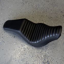 Saddlemen Step-Up Tuck & Roll Seat – Harley Softail FXLR/S / FLSB (2018–2026)
