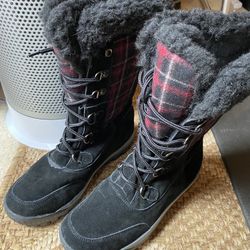 BearPaw Women’s Boots Size 8 New w/out Tag  Previously Store Display with store price sticker 
