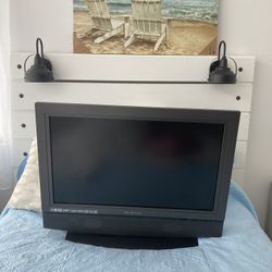 Tv 32 Inch Olivia Works Great - Not Smart Tv 