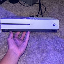 Xbox, 2 Controllers, Keyboard, and Battery Pack