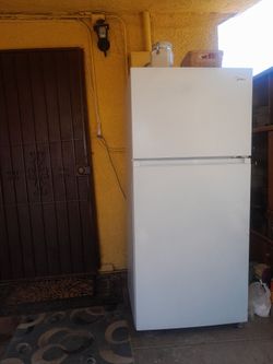 Midea brand refrigerador 30'x64'' in very Good condition
