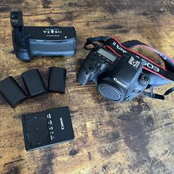 Canon 6D Mark II Kit, Only 2500 Shutter count, like a new