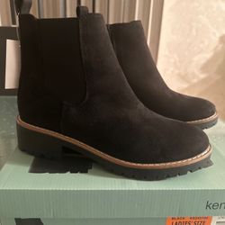 Brand New in A Box Women’s Boots Size 8,5 