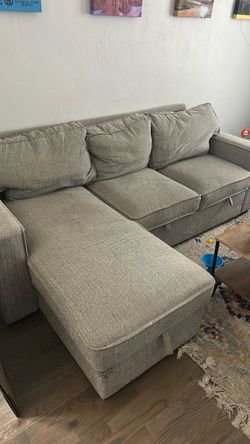Couch w/storage & pull out bed