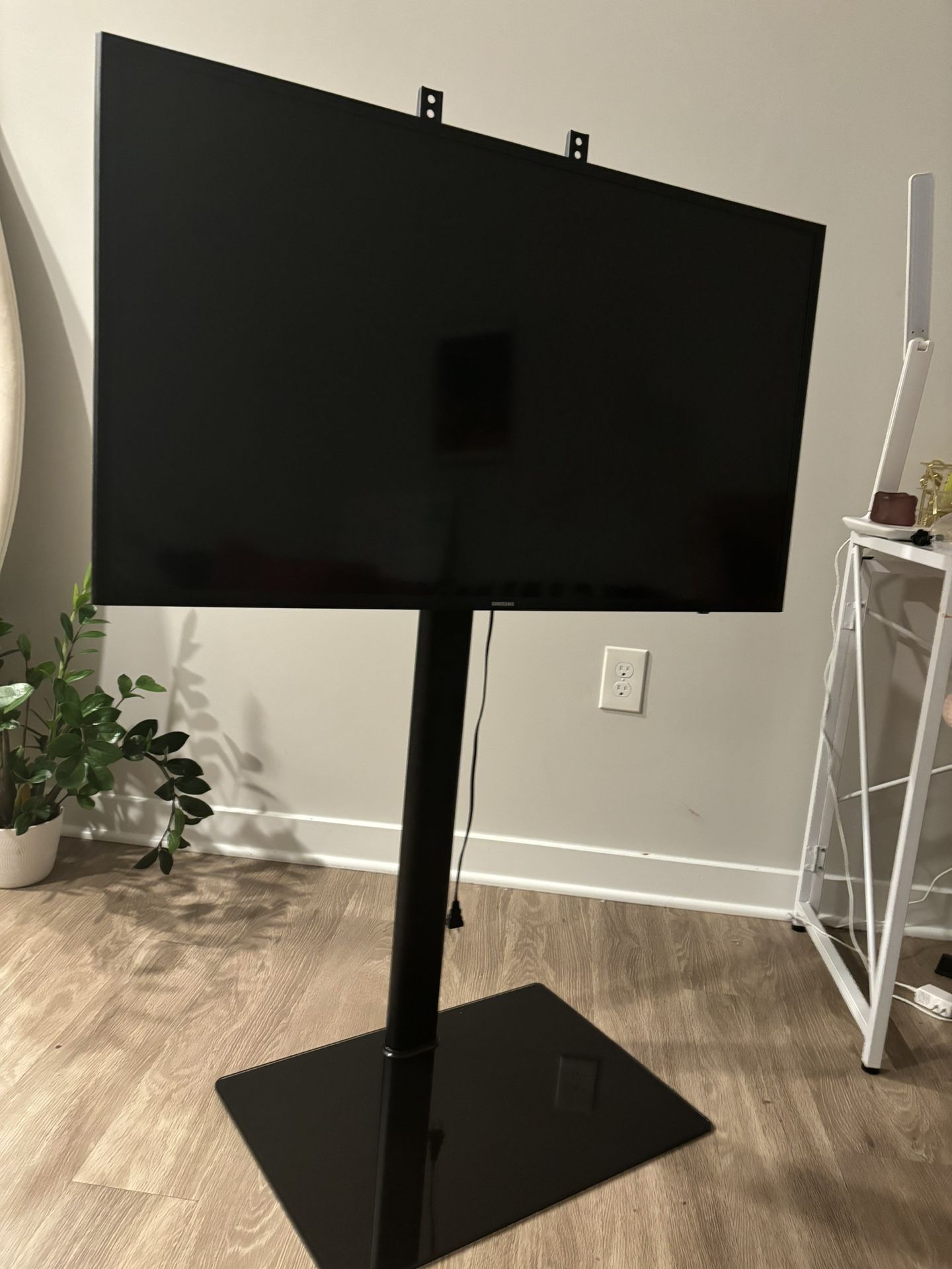 Samsung TV W/ TV Stand