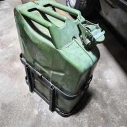 Jerry Gas Can With Mounting Bracket