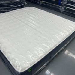 KING SIZE STEARNS & FOSTER (FIRM) PILLOW TOP MATTRESS & BOX SPRINGS BED SET