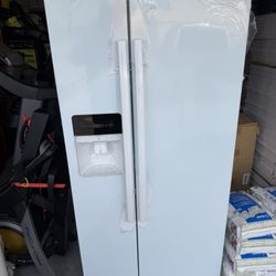 Amana 21.4 cu. ft. Side by Side Refrigerator in White $490 BRAND NEW FIRM PRICE 