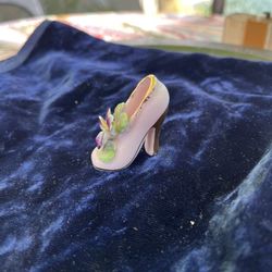 Vintage Japan Hand-Painted Nikoniko EW Porcelain Mini Floral Shoe – Lavender with Gold Trim  This charming miniature porcelain shoe is a hand-painted 