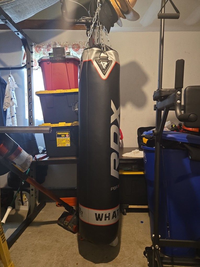 PUNCHING BAG 80 LBS
