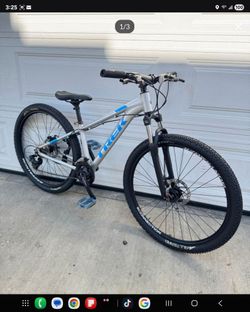 Trek mountain bike size adult small Wheels 27.5 Speeds 21 Disc brakes