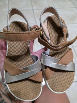 Toddler strapped sandals size 8