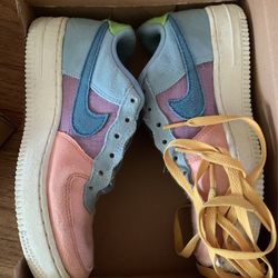 Air Force 1 LV8 NN Size 5 Youth.