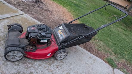 YARD MACHINES
SELF-PROPELLED
Lawnmower 21" CUTTING WIDTH

MULCH REAR BAG lawn mowing BRIGGS & STRATTON
140 cc
For repair
