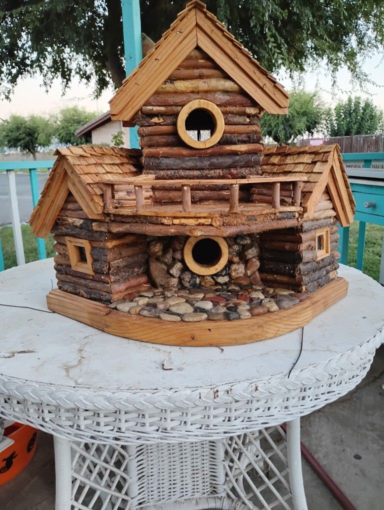 Log Cabin Birdhouse