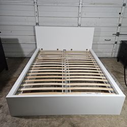 Queen Size Bed Frame , Good Conditions 👍, White Color