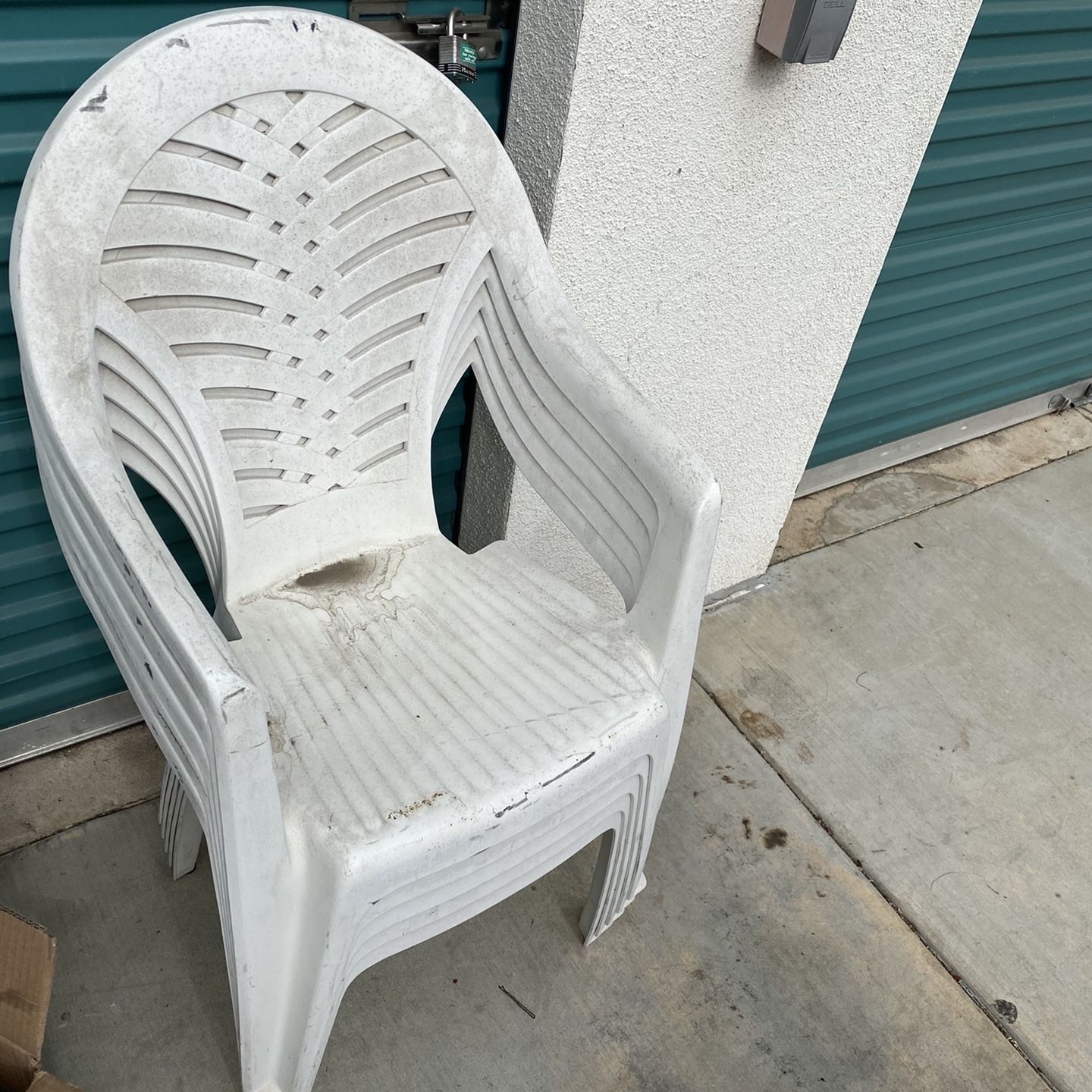 Five plastic outdoor chairs for Sale in Lakewood CA OfferUp