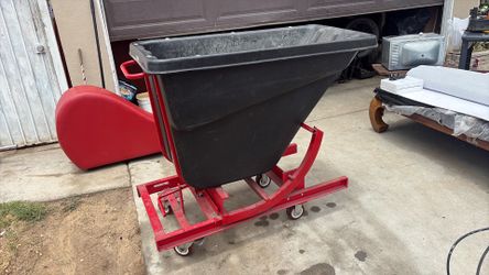 Rubber maid Self-Dumping Hopper, 1.0 cubic yard 1000 lbs.
