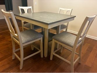 Beautiful dining table! $125