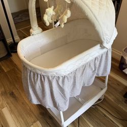 (PRICE NEGOTIABLE) Delta Children Deluxe Gliding Bassinet