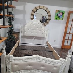 White Leather Full Size Bed 