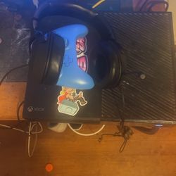 Xbox One Comes With Mic And Blue Controller