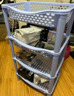 4-layer plastic rack, Length 17 Width 11.5 Height 31.5 (used)